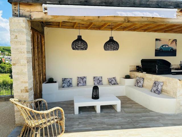 Cette villa de 136 m² F5, limitrophe par la rue entre Saint. 134m² Saint Etienne de Fontbellon