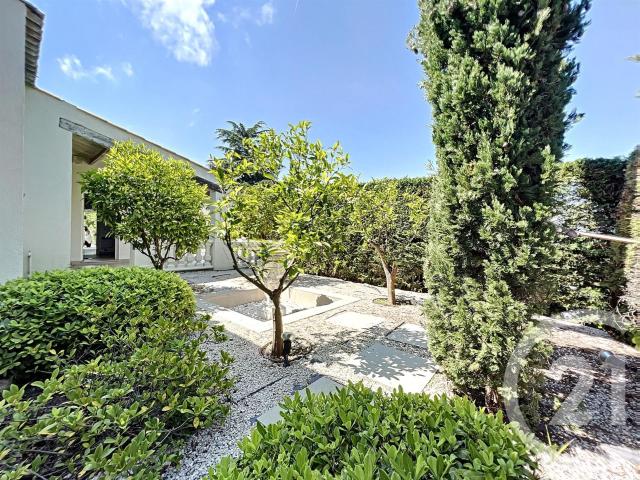 Cette villa individuelle est nichée en plein cœur du Domaine. 245m² Villeneuve Loubet