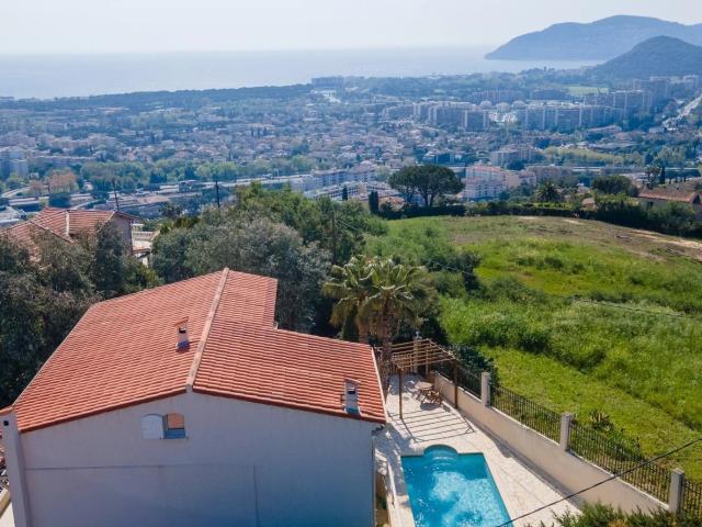 Cette agréable villa avec piscine offre une magnifique vue p. 190m² Mandelieu la Napoule