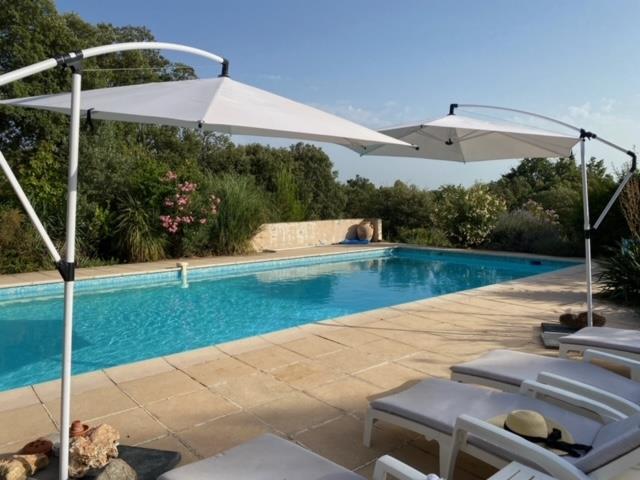 Cette bastide de pierre unique date du 17ème siècle et a une. 490m² Fox Amphoux