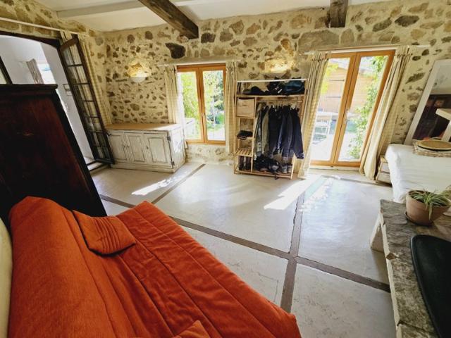 Cette ferme indépendante avec piscine et jardins offre une vue imprenable sur la vallée