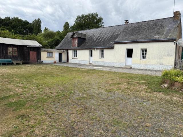 Cette grande fermette de plain pied avec terrain terrain agricole et plan d'eau