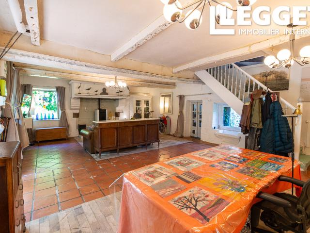 Cette maison du XVIe siècle avec 4 chambres est agrémentée d'un hectare de bois