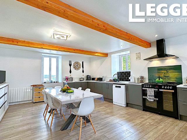 Cette maison magnifiquement rénovée de 4 chambres avec gîte et piscine offre des vues spectaculaires