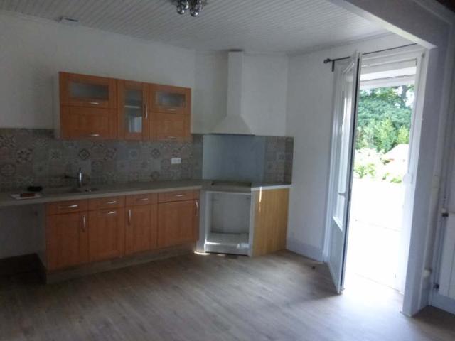 Cette maison se situe en centre ville proche de la gare de Monsempron Libos.~Elle vous offre une entrée.