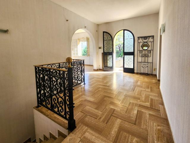 Cette maison T5 de 200 m2 bien entretenue se situe sur un te. 200m² Sète