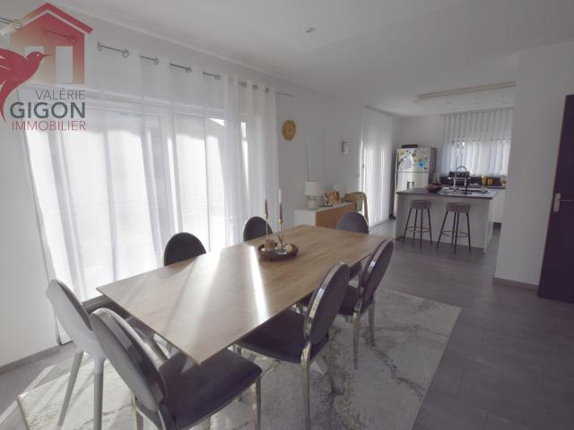 Cette MAISON TRADITIONNELLE entièrement rénovée ALLIE LE CHARME au CONFORT MODERNE. Profitez d’un ESPACE GÉN