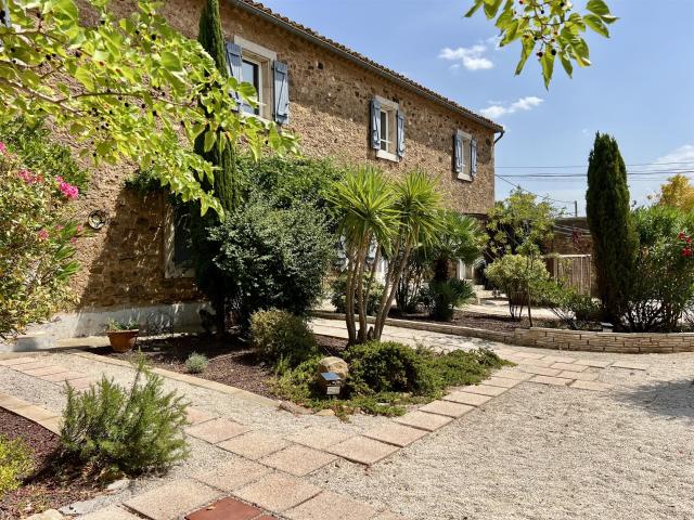 Cette propriété d'exception vous séduira par ses volumes gén. 580m² Boutenac