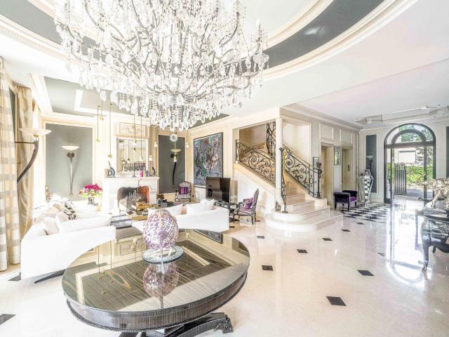 Cette propriété exceptionnelle et rare à vendre est située d. 520m² Le Perreux sur Marne