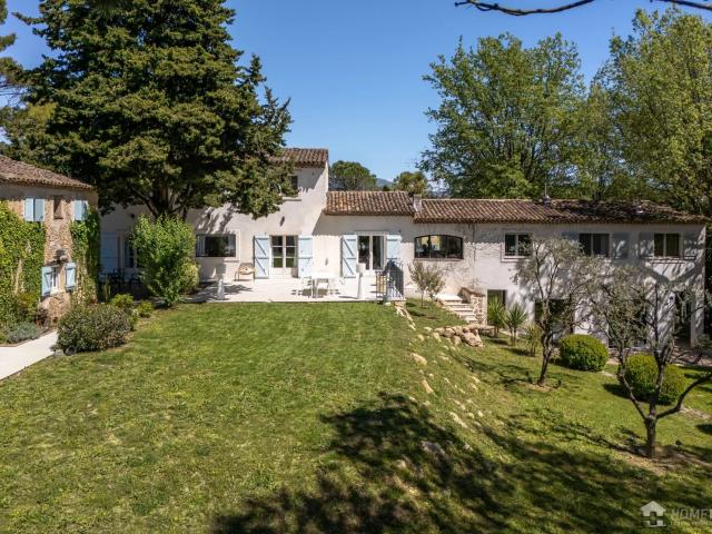 Cette propriété, située à seulement quelques pas du charmant. 438m² Valbonne
