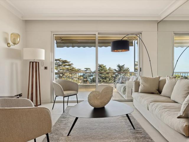 Cet appartement de 100 m2 situé dans le quartier très recher. 104m² Cannes