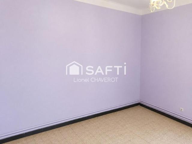 Cet appartement t de 3 chambres avec salle d'eau et WC séparés offre de beaux volumes et un fort potentiel pour créer un cadre de vie agréable