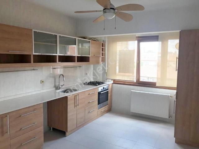Cevizlide Yenilenmş Ebv Banyolu Otoparklı 150m2 Marmaray 4dk 3+1