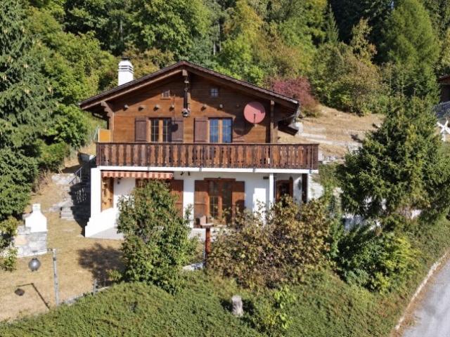 ch bietet Ihnen dieses Chalet zur Renovierung in einer privilegierten Umgebung an