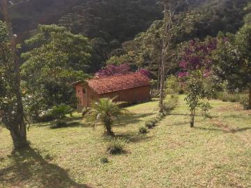 Chácara com chalé à venda ou locação anual no Mirantão, terreno 4500m2 com piscina e córrego dentro