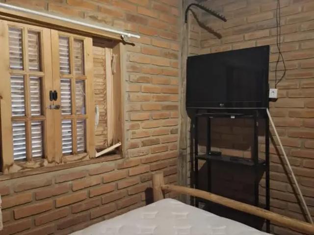 Chácara com chalé à venda ou locação anual no Mirantão, terreno 4500m2 com piscina e córrego dentro