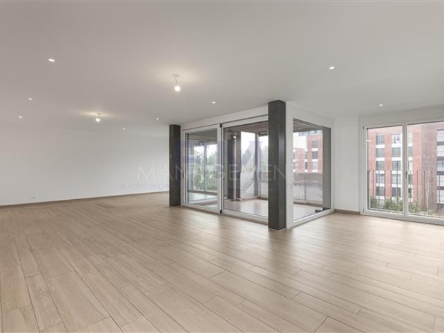 Ch. du Velours, 9 Zimmer Wohnung im 3. Stock