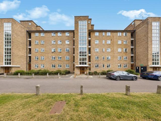 Chobham Gardens, Wimbledon, London, SW19 4 bed flat to rent £2,800 pcm £646 pw