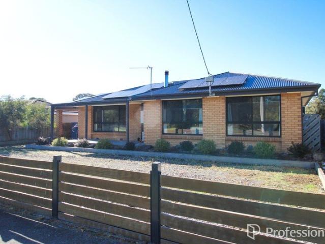 CHOICE TOWN LOCATION WITH PARKLAND AND RURAL VIEWS MODERN WELL PRESENTED 3 BED BRICK VENEER