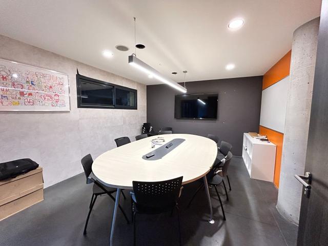 Choix N°1 pour ce local de standing avec stationnement. Cent. 196m² Brive la Gaillarde