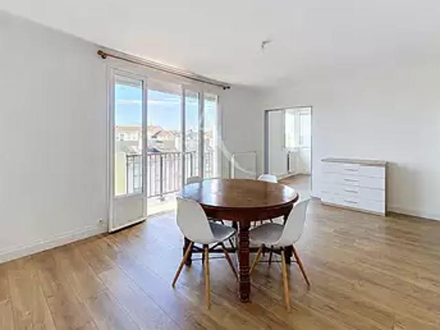 Cholet 49300 Location appartement 4 pièces t4 au dernier étage cave