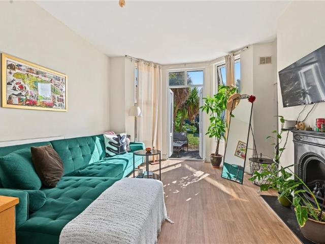 Cholmondeley Avenue, London, NW10 2 bed apartment to rent £2,200 pcm £508 pw