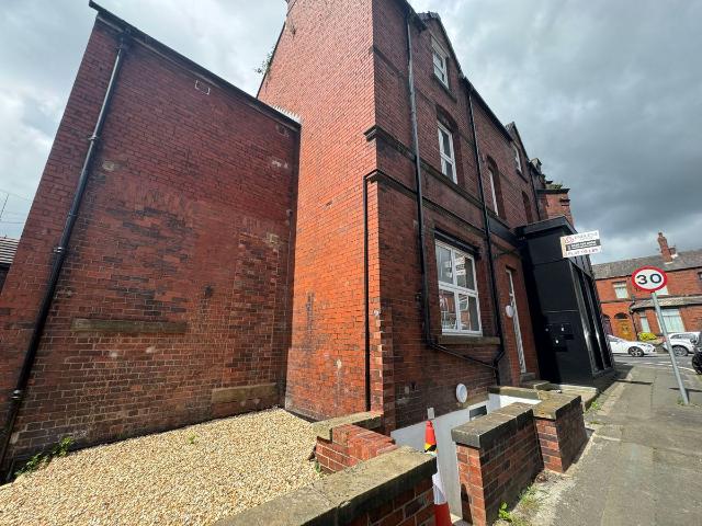 Chorley New Road, Horwich, Bolton BL6, 2 bed flat to rent, £795 pcm | PrimeLocation