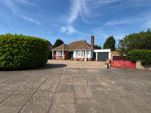Chorley Wood Road, Leicester LE5, 3 bed detached bungalow to rent, £1,400 pcm | PrimeLocation