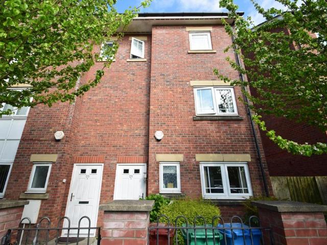 Chorlton Road, Hulme, Manchester.. 4 bed townhouse to rent £2,000 pcm £462 pw