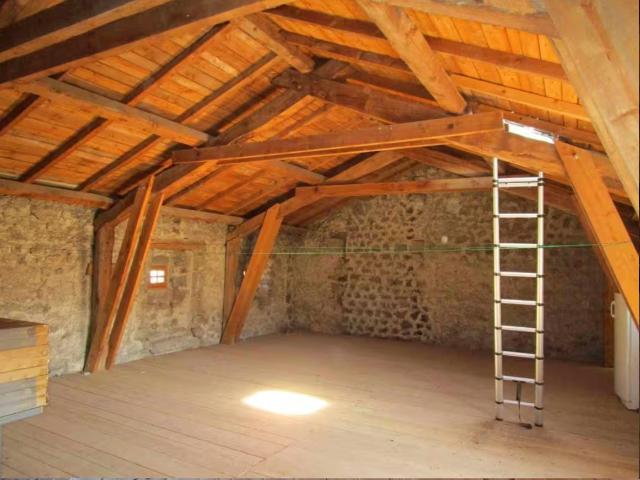 Chateau médiéval restauré et meublé, Grandrieu France