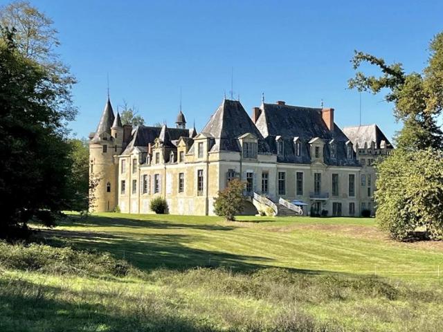 Château MH, dépendances, bois, étang