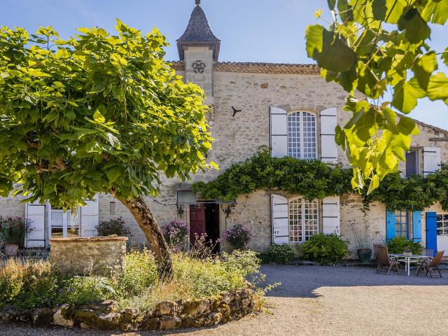 Château authentique du XIIIe siècle avec trois gîtes, piscin. 530m² Villeneuve sur Lot
