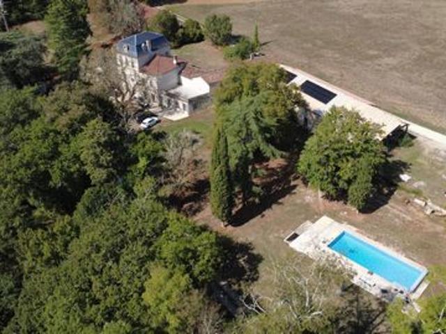 Château avec dépendances, piscine, écuries,gîte, orangerie, lacs, étang et parc de 35 hectares