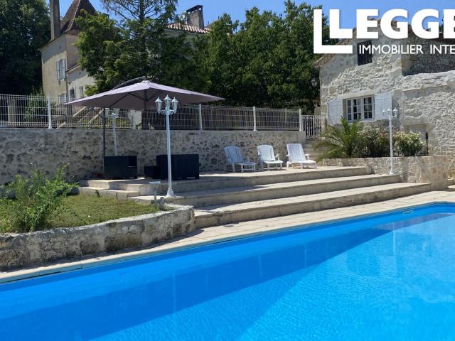 Château avec tours et deux maisons d'hôtes avec piscine et grande grange
