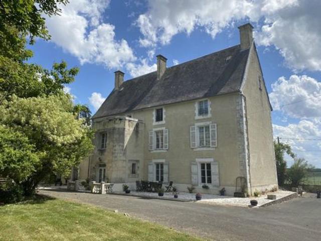 Château avec vastes dépendances et piscine chauffé