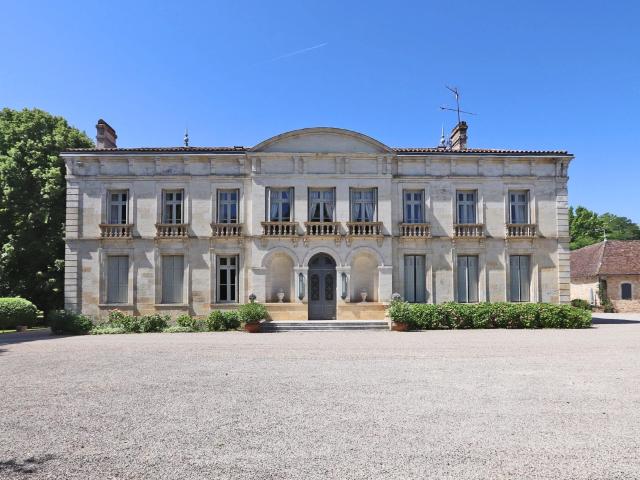 Château bord de Dordogne, parc, piscine, dépendances
