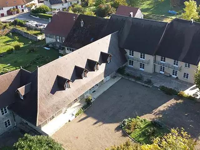 Château Chalon 39210 Achat / Vente maison 12 pièces t12 au dernier étage jardin