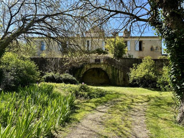 Château chargé d’histoire face aux Pyrénées sur 13,5 hectare. 520m² Mirande