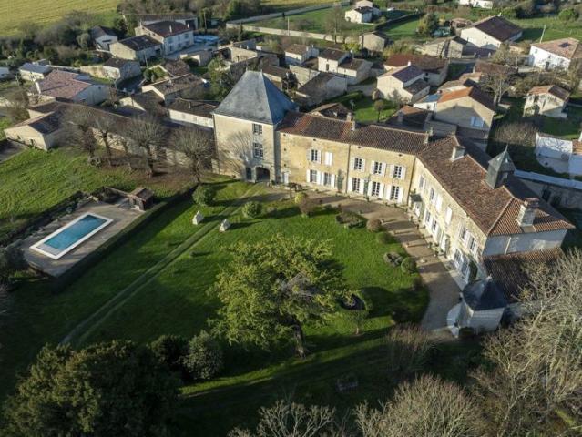 Château du XVe siècle entre Niort et La Rochelle