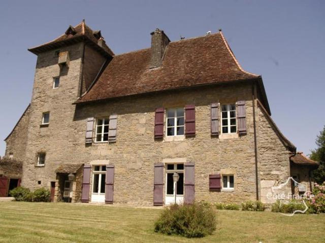 Château du XVIIe siècle avec maison d'amis, salle d'armes, t