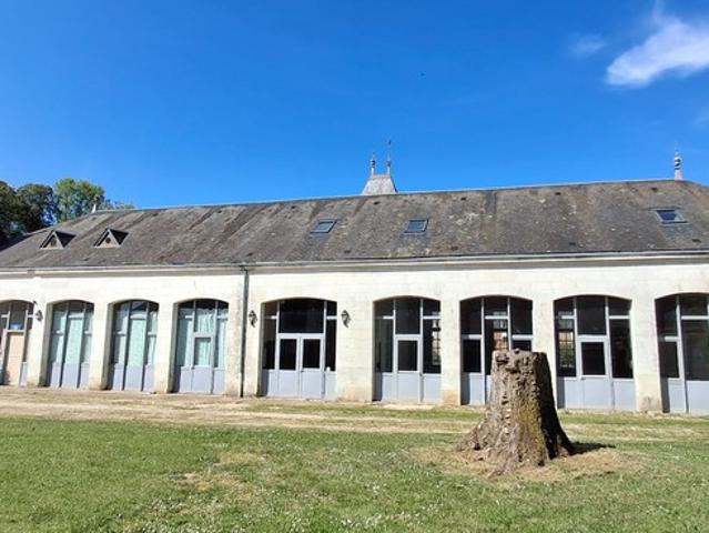 Château du XVIIIème à 1h10 de Paris. Conçu pour accueillir activités professionnelles et vie familiale indépendante