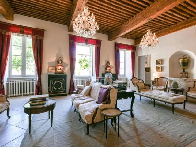 Château du XIVe siècle, remaniée au XVIIIe, sur un parc majeur de 7ha