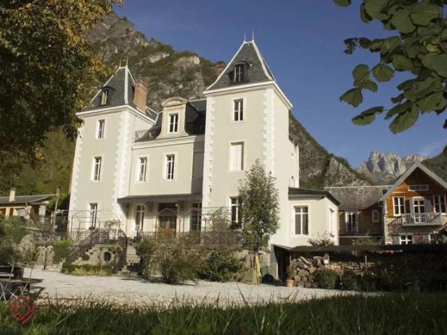 Château du XIXe siècle dans les Pyrénées, idéal pour Chambres d’Hôtes ou petit hôtel