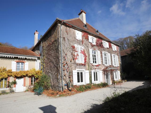 Château de chasse chargé de caractère avec parc enchanté de. 300m² Langres