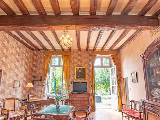 CHATEAU de famille du 17e siècle en très bon état à vendre à GIBEL