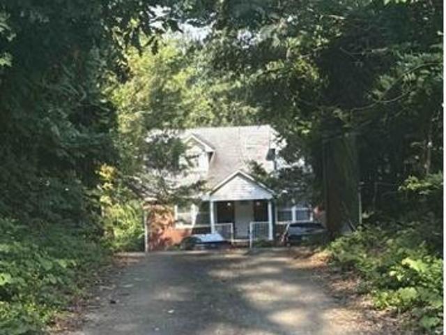Chateau Dr SE