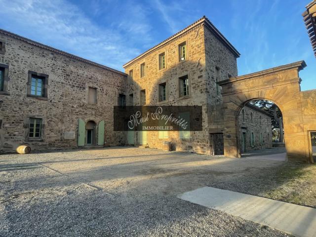 CHÂTEAU DE 3500 m2 HABITABLES