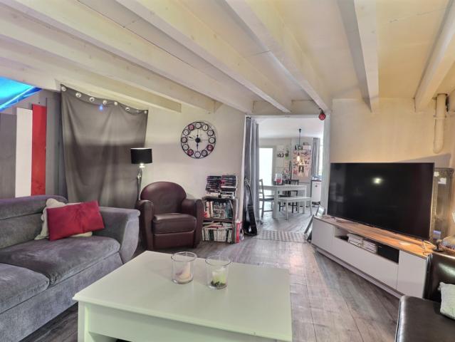 CHATEAU GOMBERT, Grand T2/3 de 82 M2 centre village