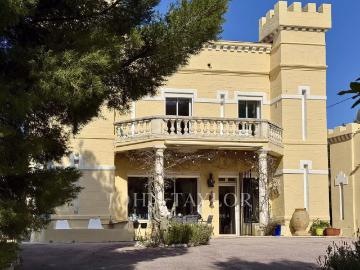 Château historique avec vue mer et parc exceptionnel à La Panouse