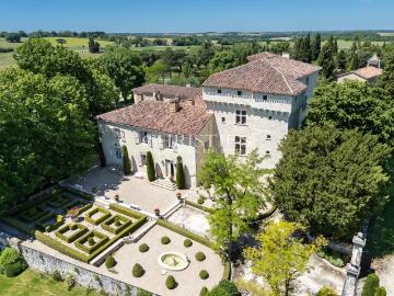 Château historique entièrement restauré datant de la fin du. 920m² Auch